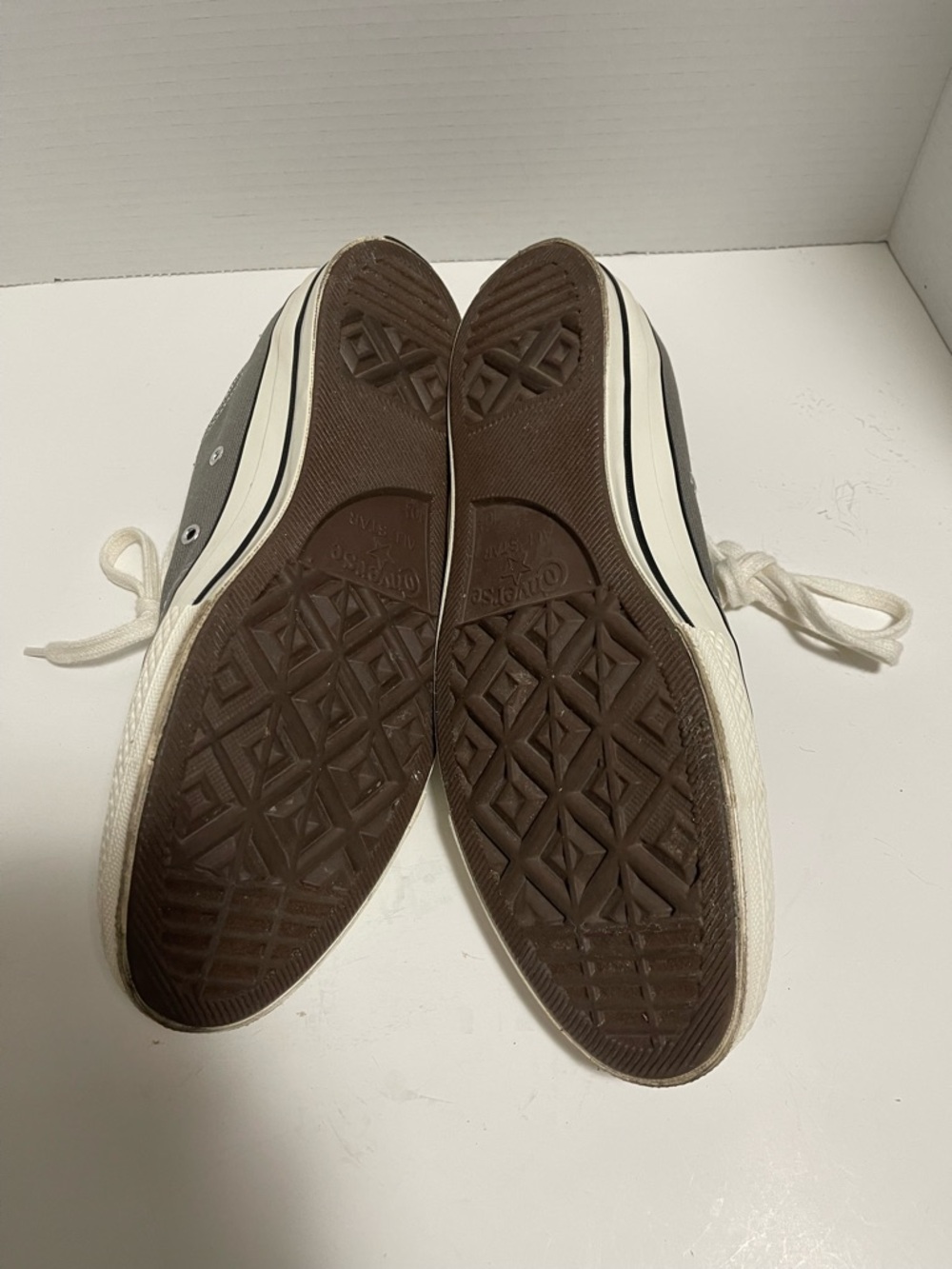Converse Low-Top Sneakers in Gray and White Canvas size 10.5 - Picture 5 of 6